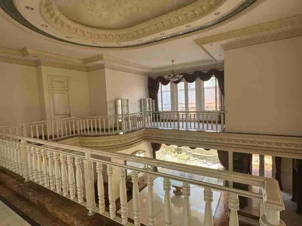 Disewakan rumah VBR 2 Pakuwon Indah Villa Bukit Regency