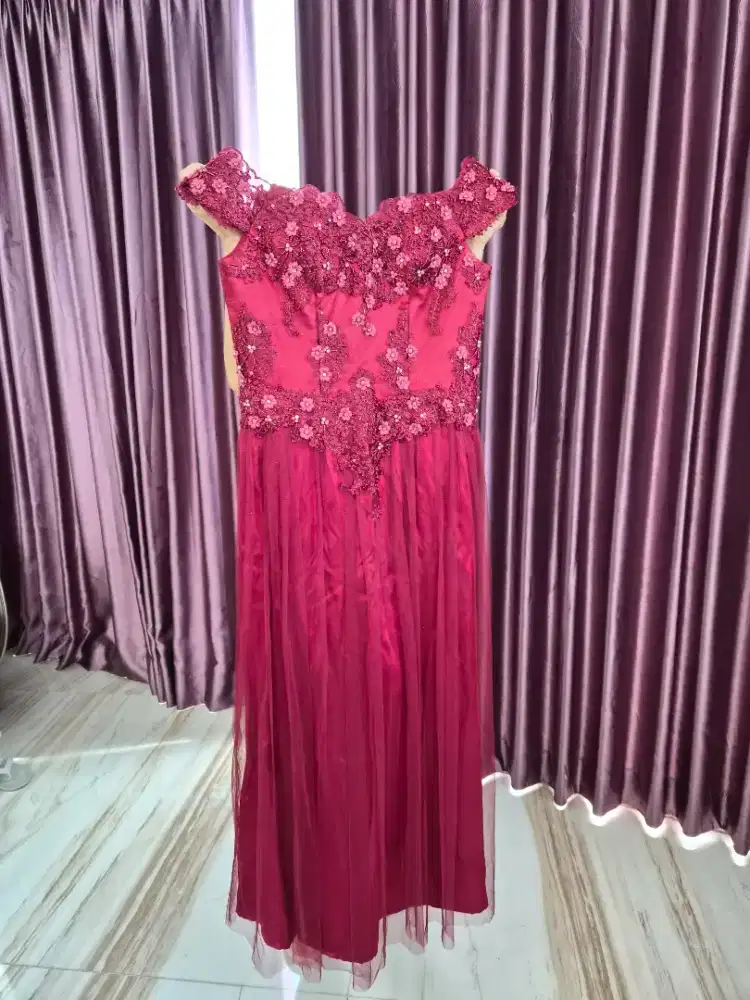 Gaun Pesta Merah Maroon