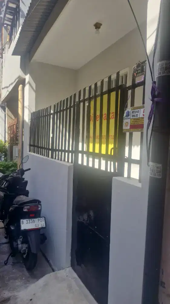 Disewakan rumah 2lantai (hrg pertahun)