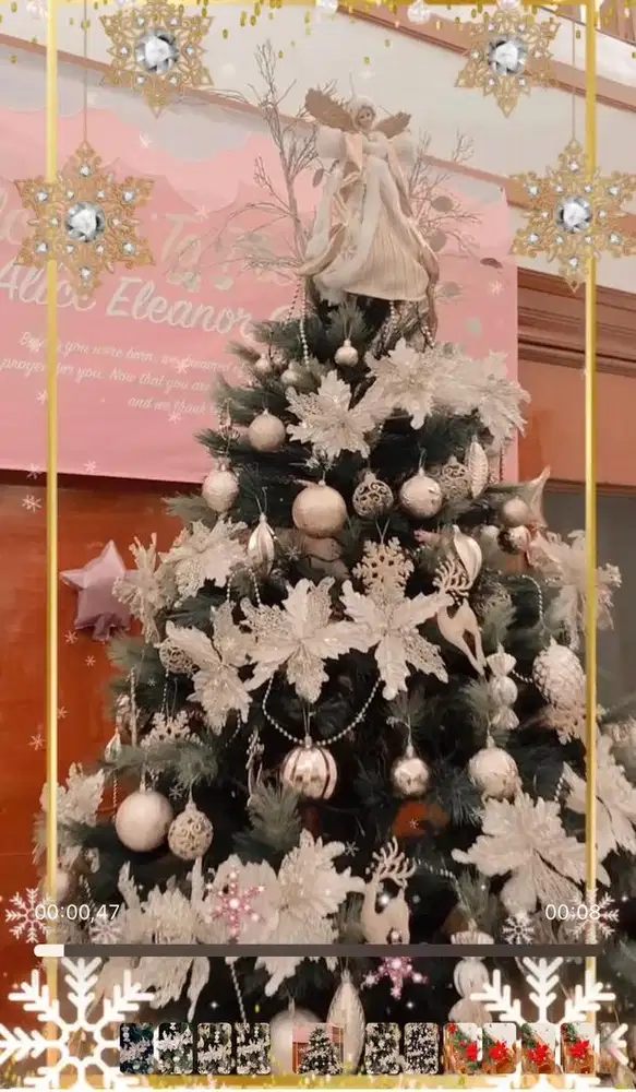 Pohon natal lengkap dengan hiasan