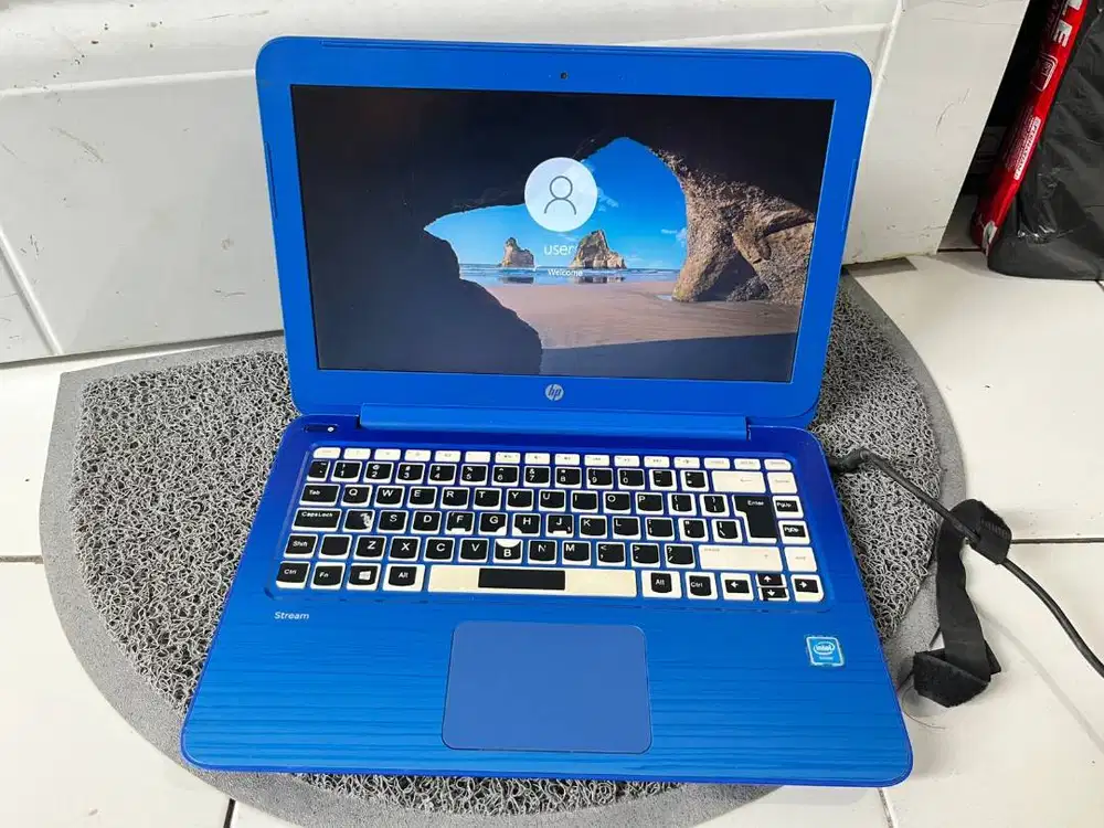 Laptop hp stream 13inch blue  Windows 10 pro 64bit Intel celeron cpu