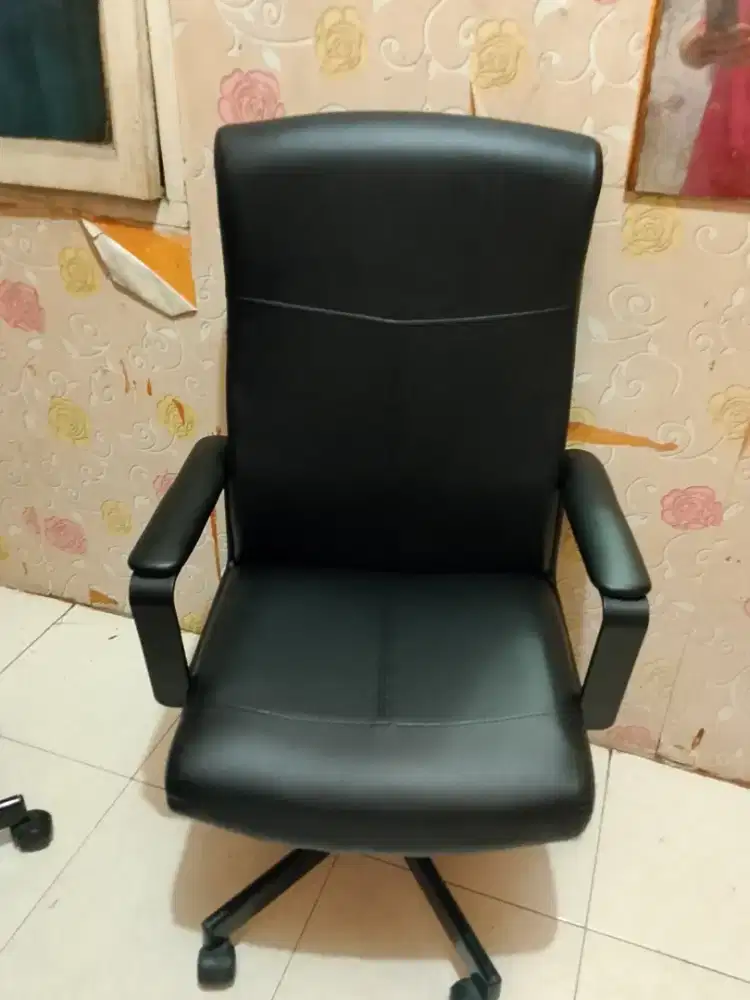 Ganti kulit Oskar kursi kantor