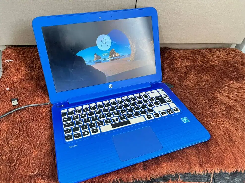 Laptop hp stream 13inch blue  Windows 10 pro 64bit Intel celeron cpu