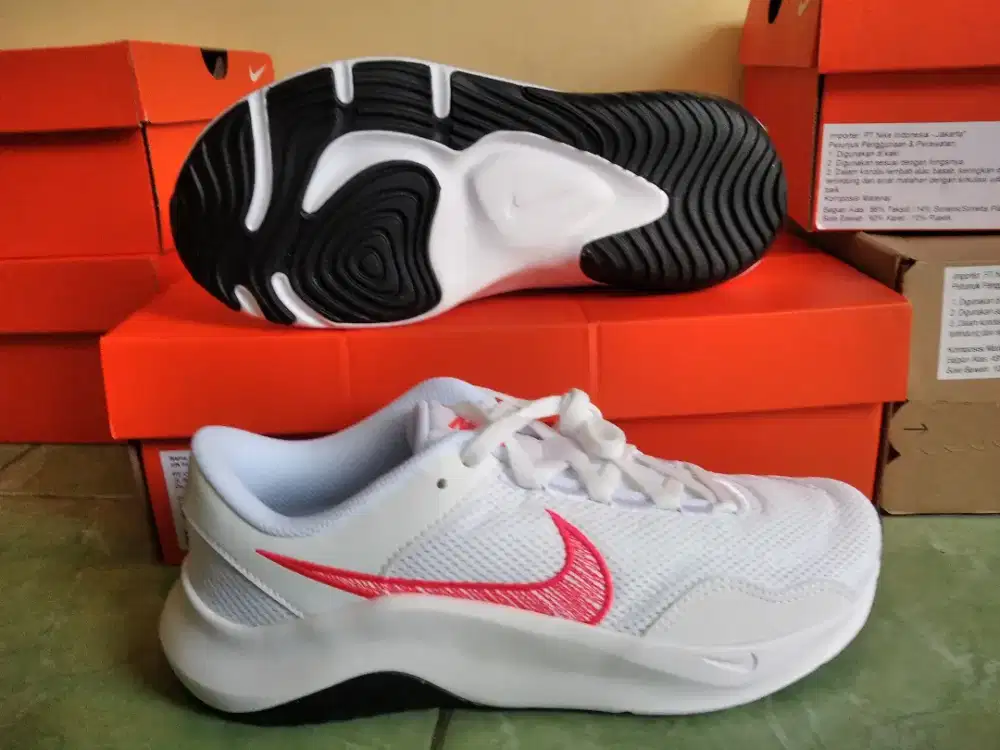 Sepatu putih Nike legend essential 3 size 38 dan 39 murah