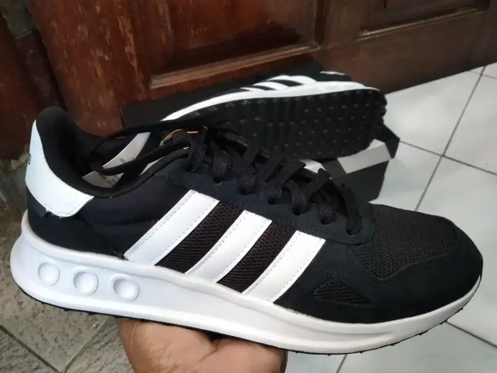 Sepatu hitam Adidas run 84 size 43 murah