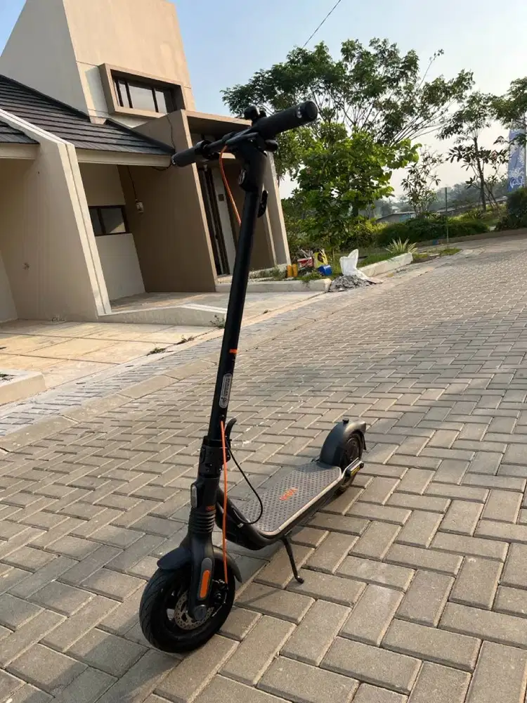 Segway Ninebot eKickScooter F2 Pro jarak tempuh hingga 40km Bekas