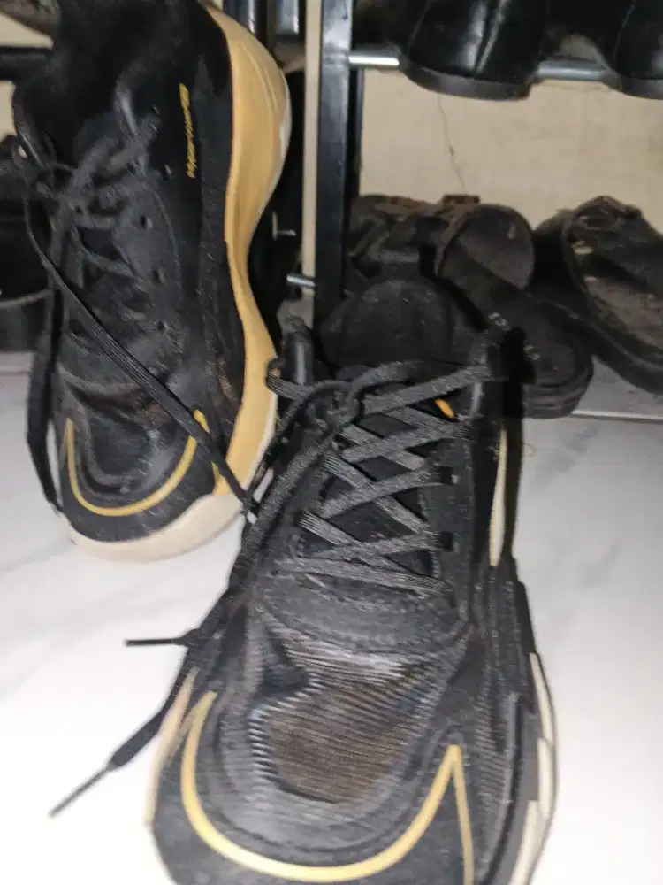 Sepatu basket nineteen