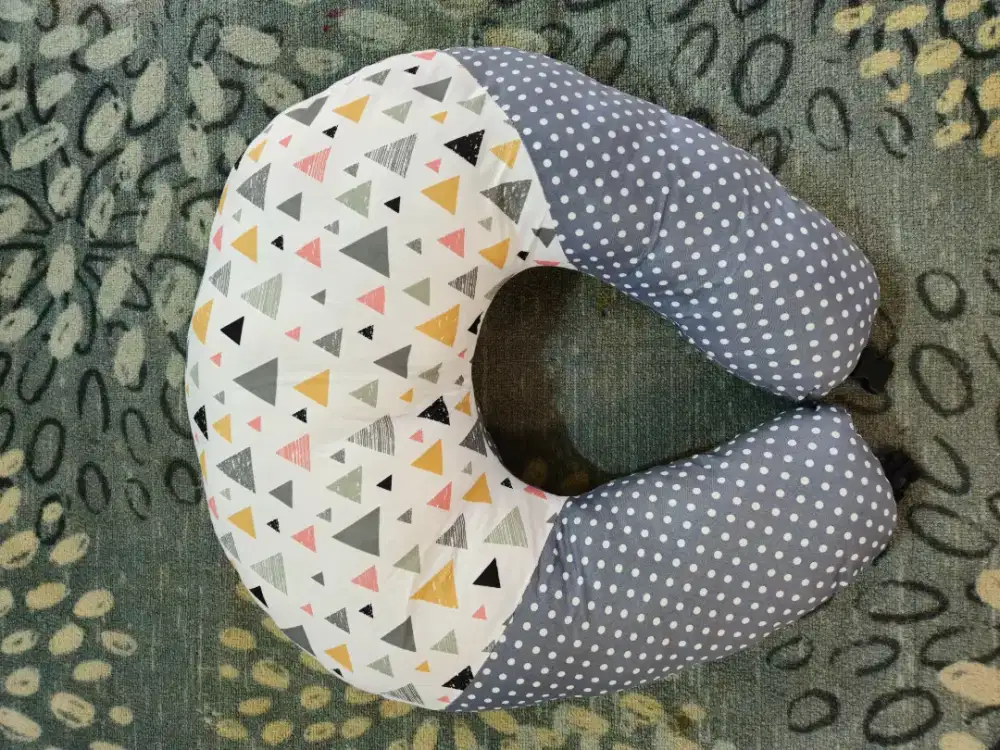 Bantal menyusui bayi