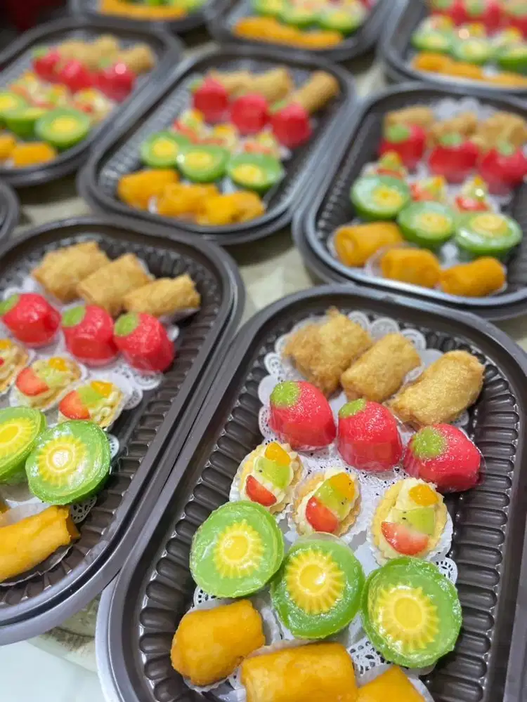 Karyawan produksi kue