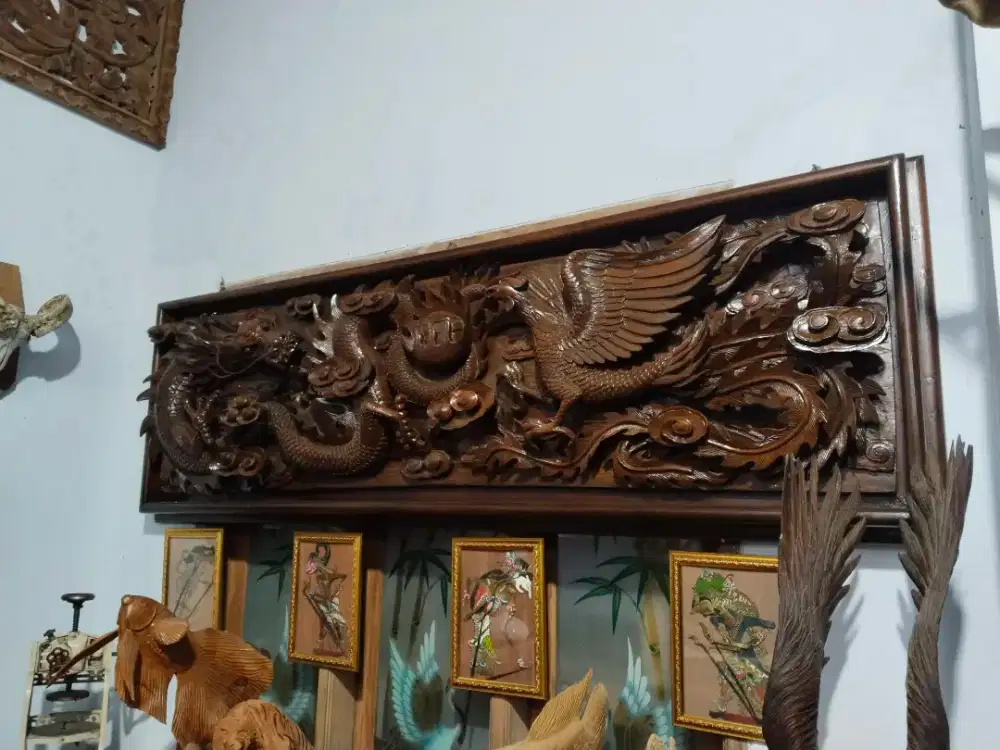 Ukiran relief naga dan burung