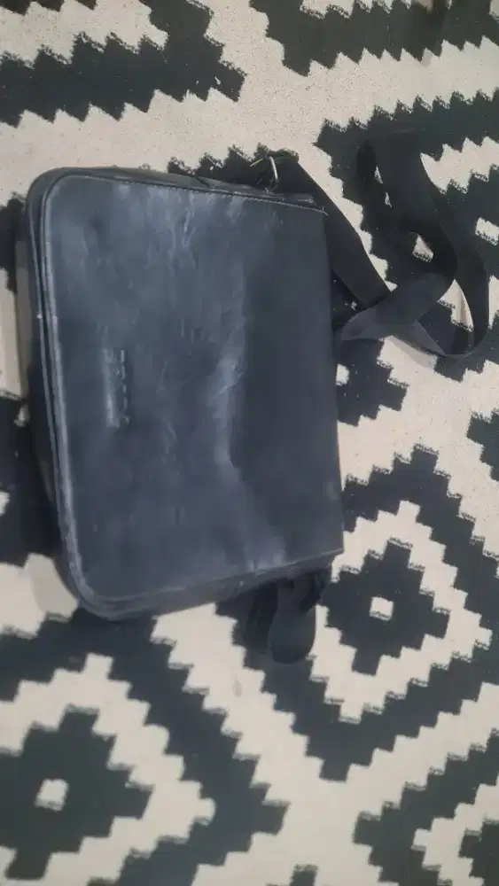 Tas messenger coklat. Prada