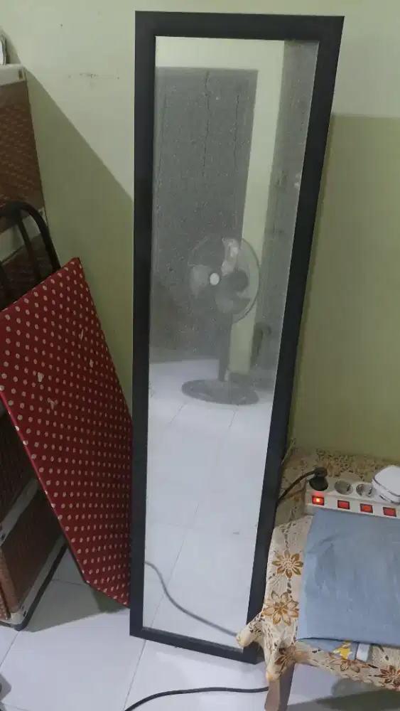Kaca Cermin Berdiri Cermin Lantai Tinggi 127cm Lebar 29cm