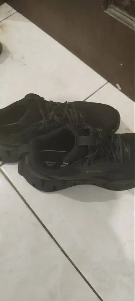 Reebok Hitam Ukuran 41 EUR