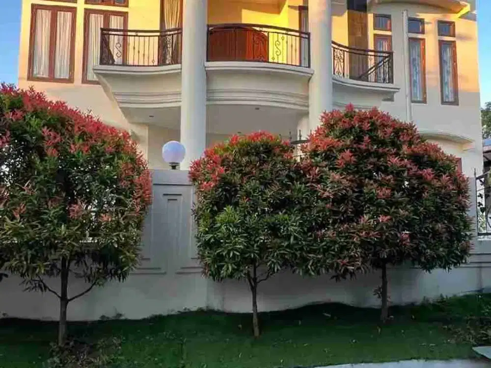 Rumah Mewah Bulusan Selatan Tembalang Semi Furnished bangunan 2 Lt posisi Hook