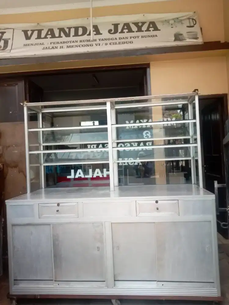 Etalase bekas warung mie ayam dan bakso