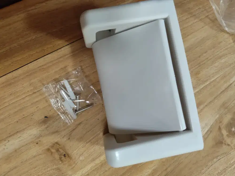 Tempat tisu toilet gulung bahan plastik warna putih