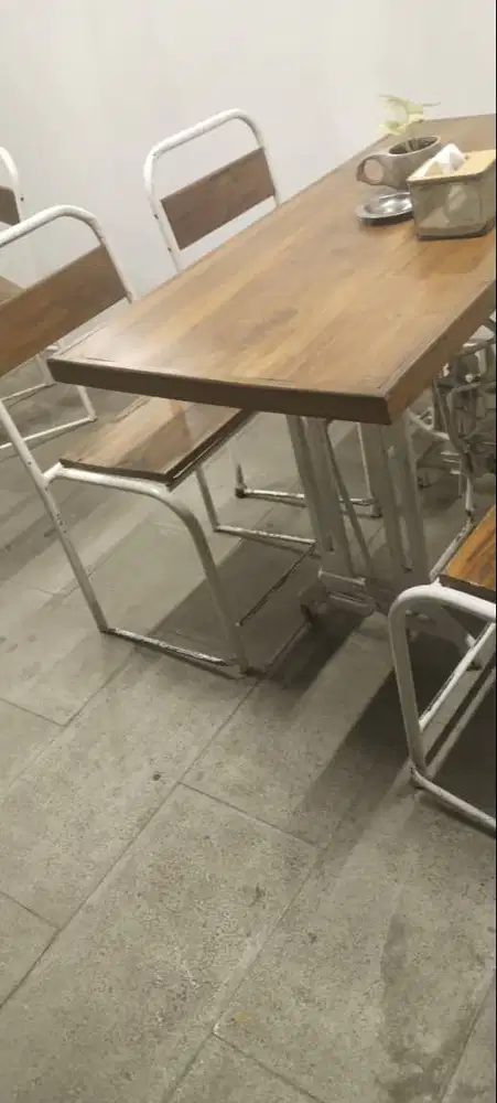 1 Set Meja dan Kursi Kayu