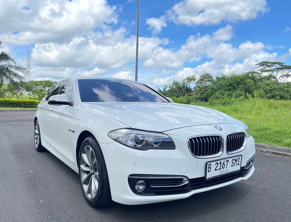 (LOW KM!) BMW 520i F10 Luxury LCI 2014 Putih AT Matic // 2015 Sedan