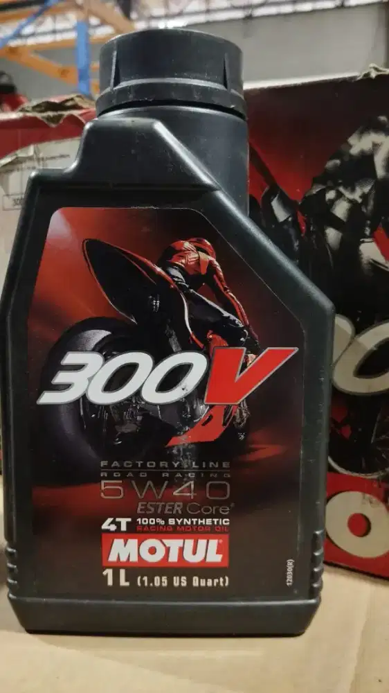 Motul 300V Factory Line Road Racing 5W40. 
