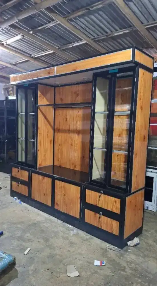 lemari kaca alumunium