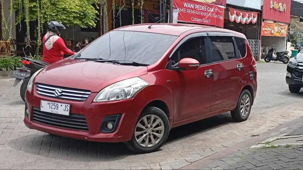 Di jual cepat, suzuki ertiga, warna merah, original luar dalam,