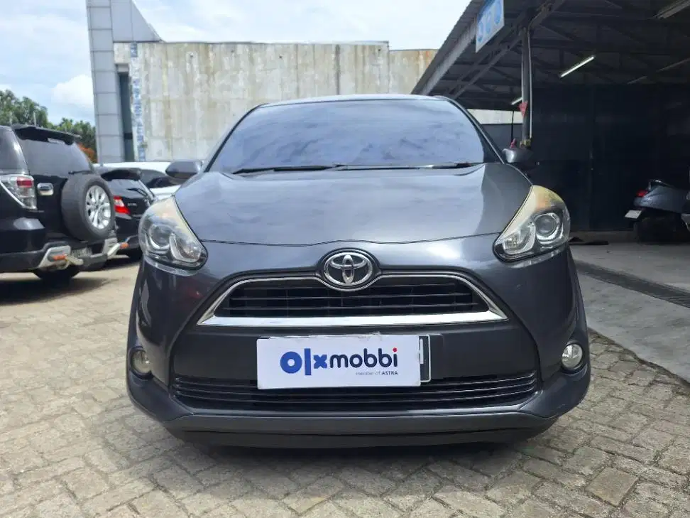 DP MURAH Toyota Sienta 1.5 V Bensin-AT 2017 Abu-Abu CKFSB