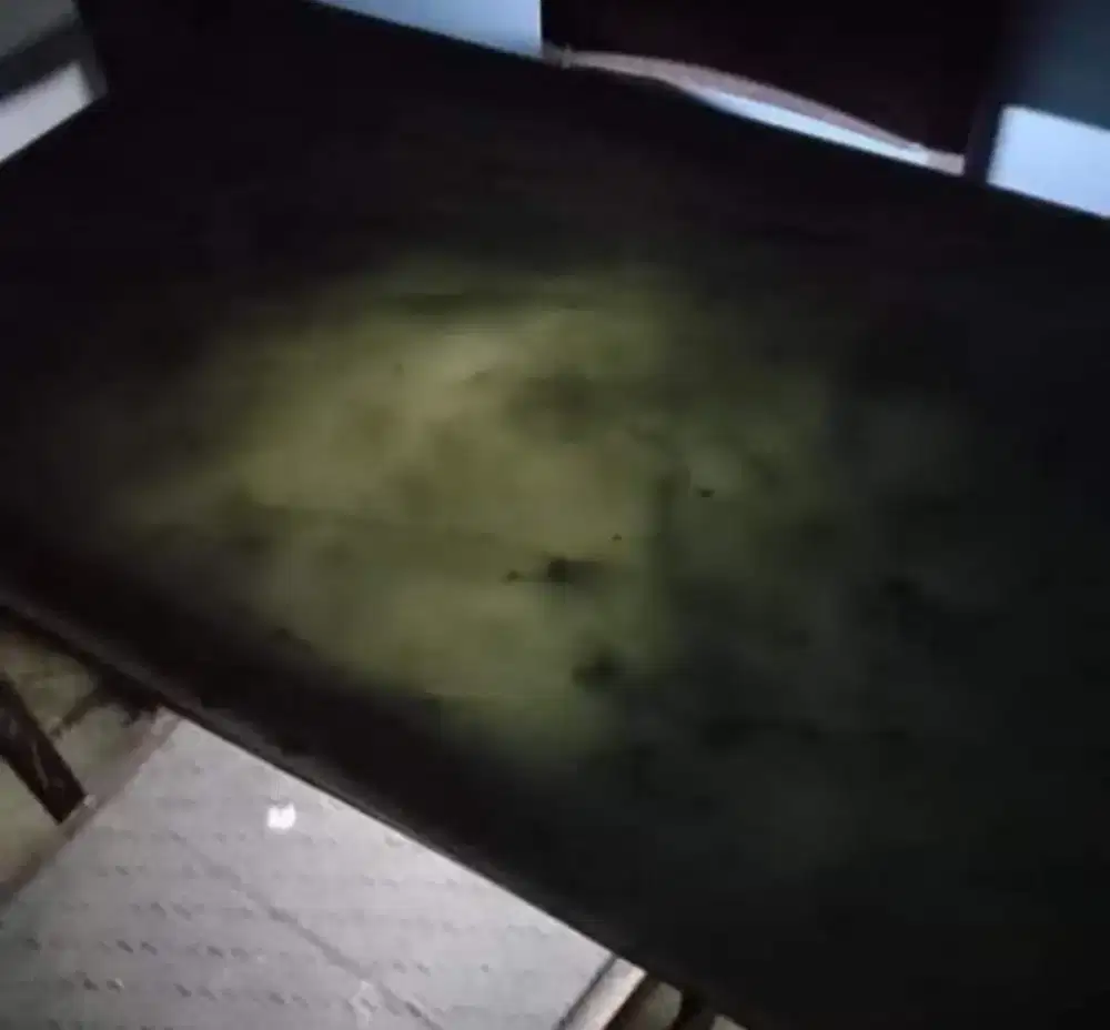 Meja makan marmer kuno