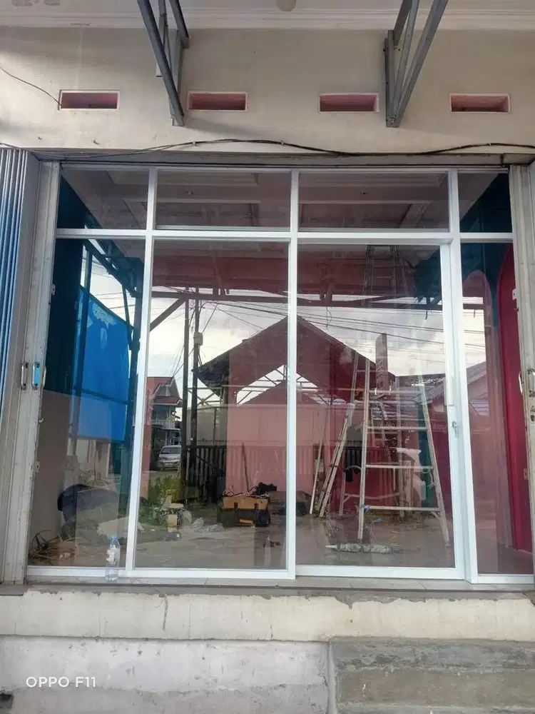 JUAL PARTISI KACA RUKO USAHA PEMAKAIAN 6 BULAN MASIH SANGAT BAGUS