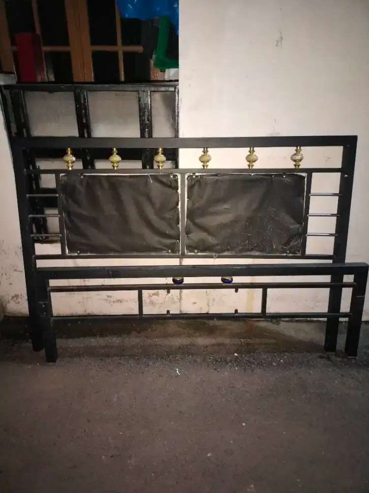 Ranjang atau tempat tidur besi