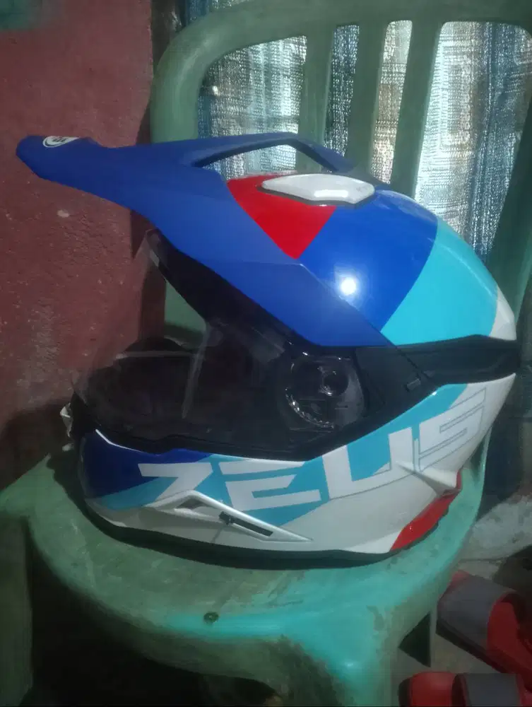 Helm bekas rasa baru merk zeus