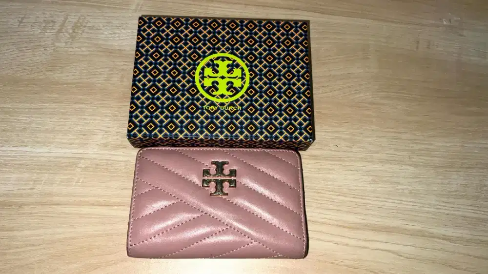 Kira Chevron dari Tory Burch