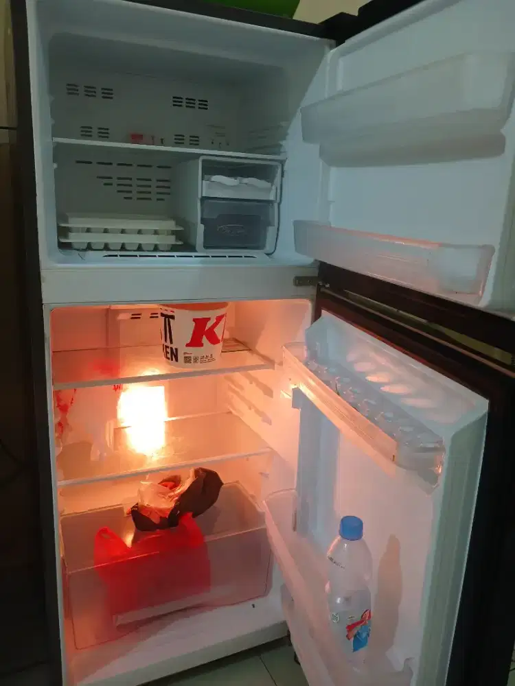 Di jual kulkas 2 pintu merk polytron
