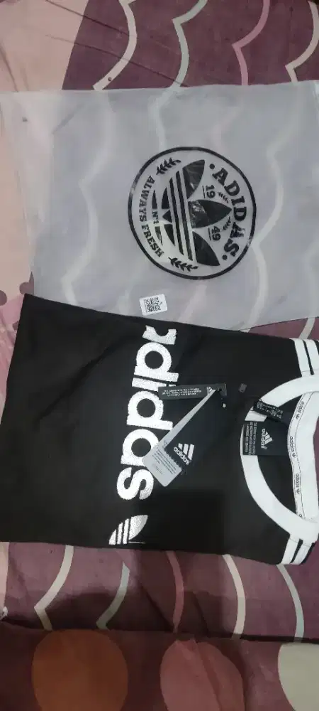 Kaos Adidas size M fit L