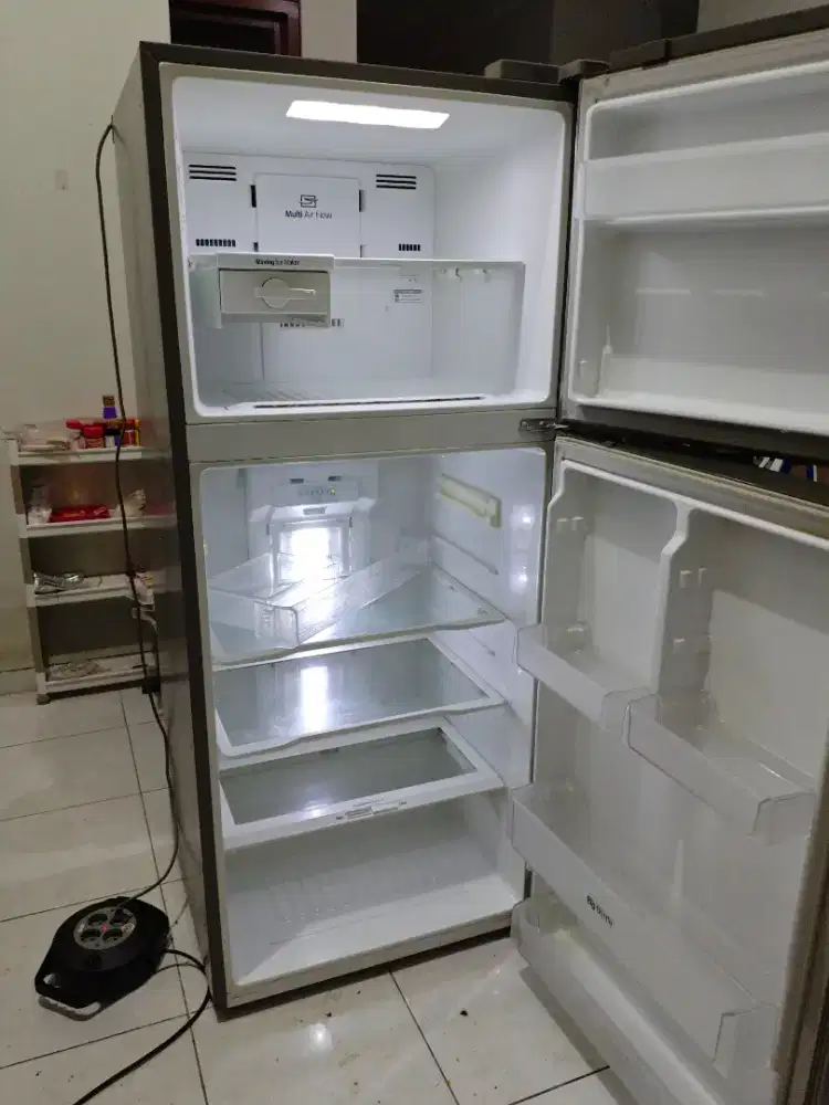 Kulkas inverter LG 2 pintu kapasitas 425 liter