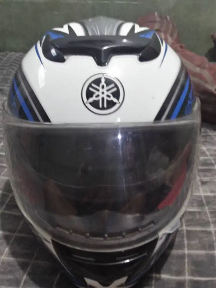 Helm full race merek yamaha ukuran l