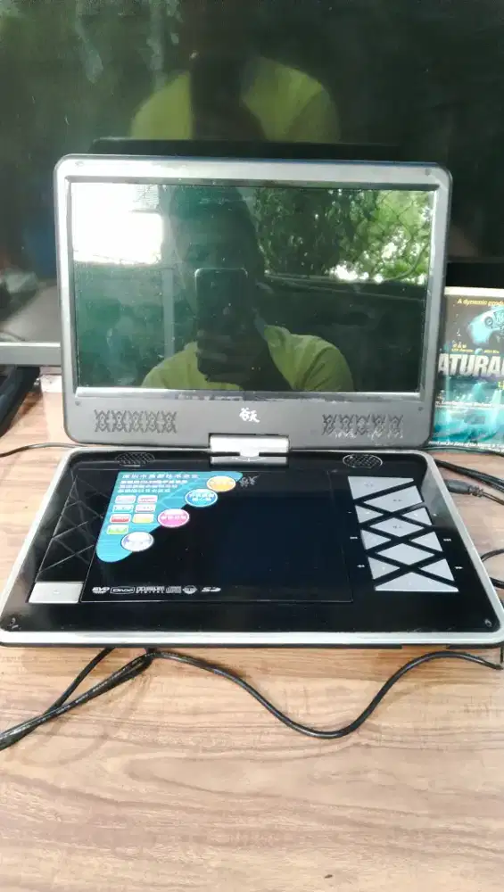 DVD portabel layar 14 in kondisi normal