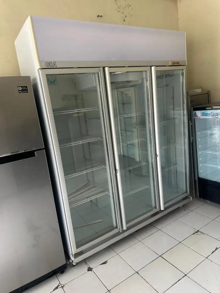 Showcase 3 pintu bekas Ori