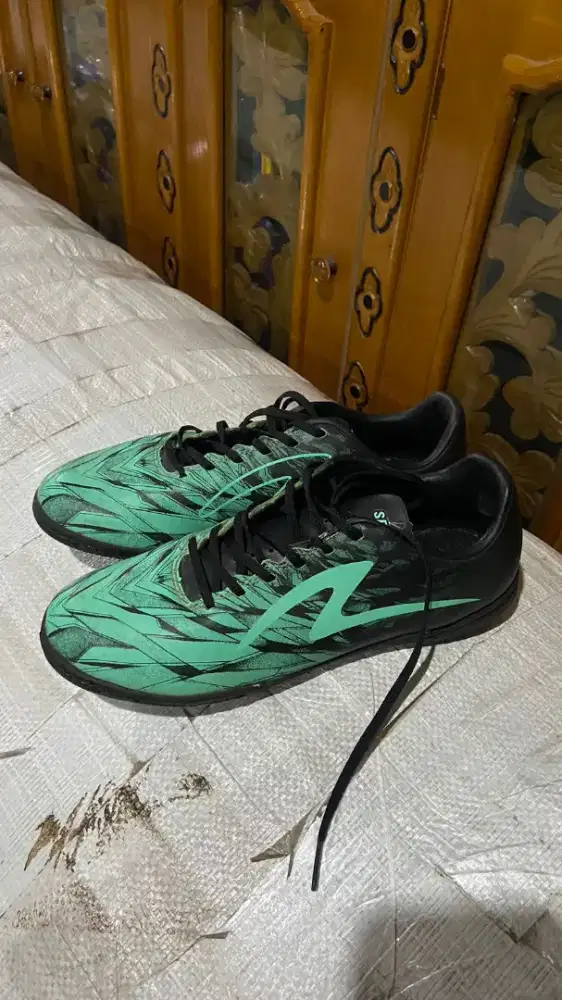 Sepatu futsal Specs