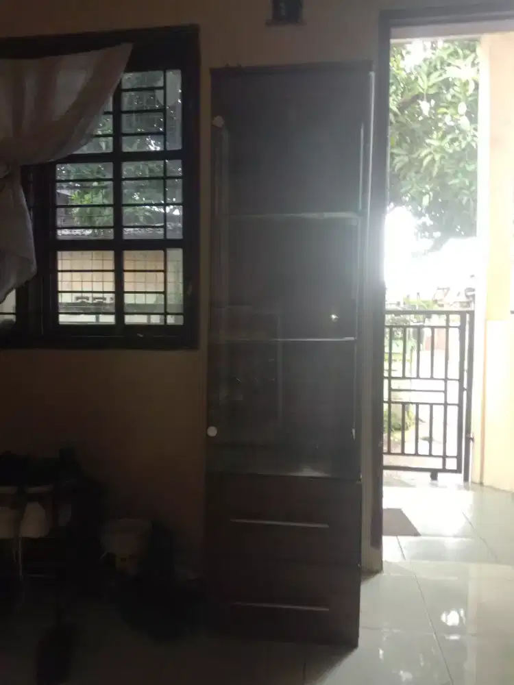 Lemari kaca hias