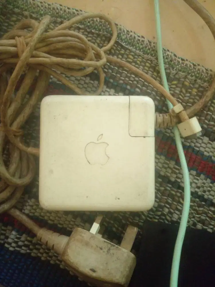 Adaptor charger Macbook