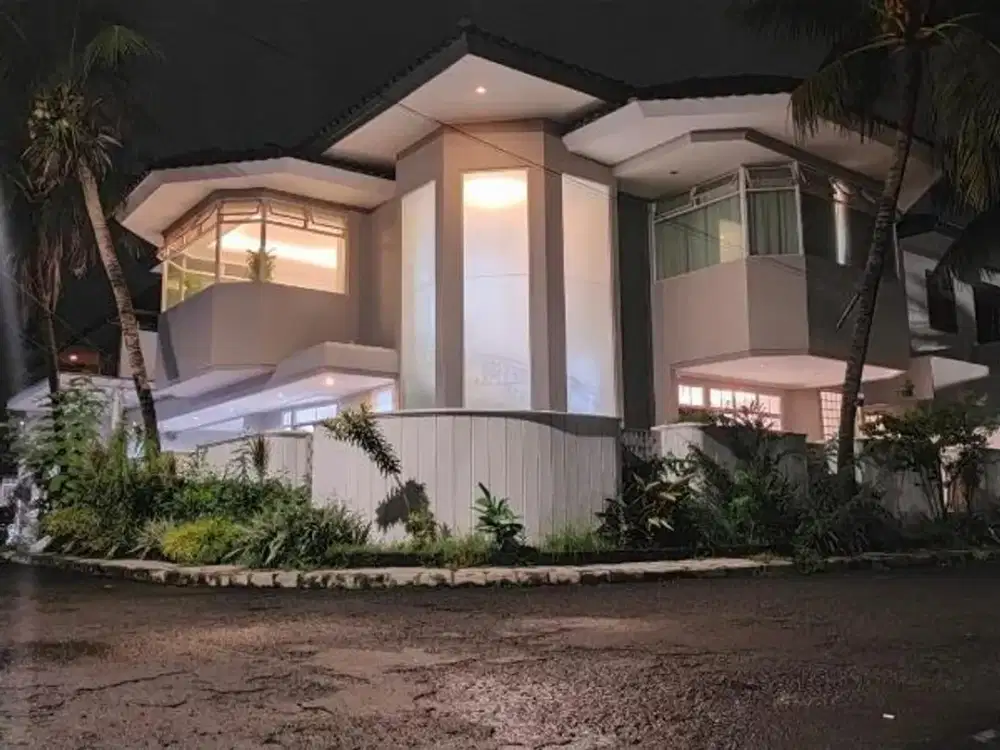 Disewa Rumah Indah 3 Kamar Furnished Di Komplek Dengan 24 Jam Security dan 300 meter Jalan Kaki Ke Gandaria City Mall