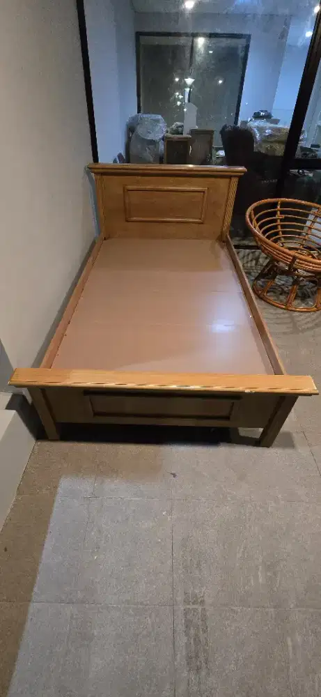 Ranjang Kayu Ukuran 212 x 135 x 55 cm (Bekas)