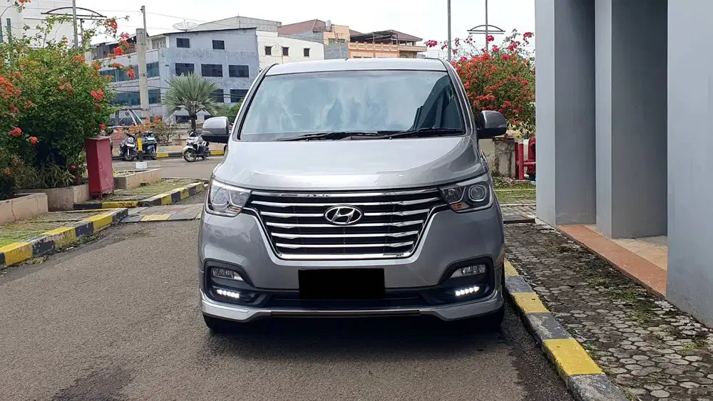 Hyundai H1 H 1 H-1 Royale 2.5 CRDI Diesel AT Abu Metalik 2019 Record