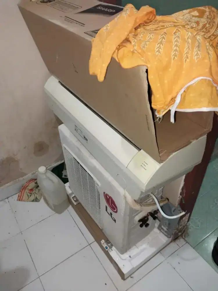 Penampongan ac bekas atau rusak