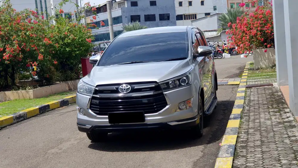 Toyota kijang innova venturer bensin 2018 silver matic