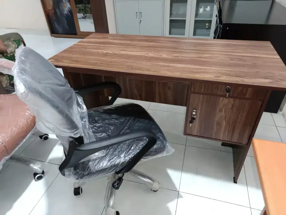 Meja Kantor 1/2 Biro Plus Kursi