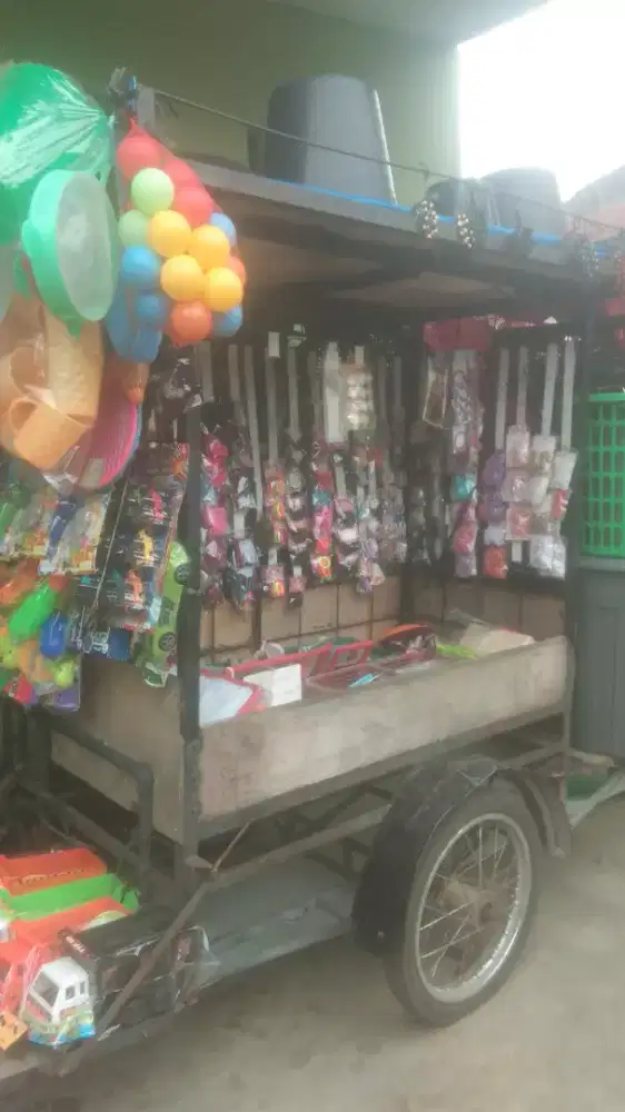 Becak mocin jualan serbu