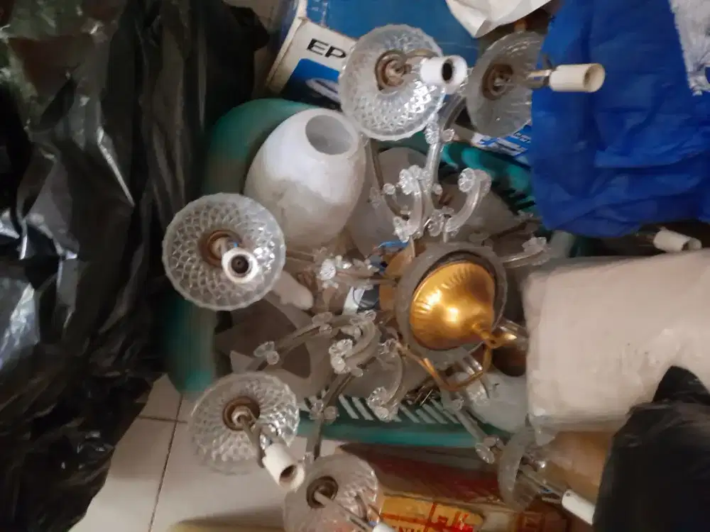 Lampu gantung hias kristal