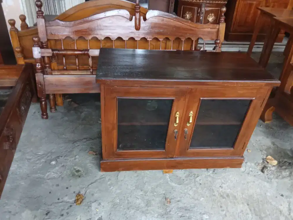 Meja tv kecil atau bisa juga meja perabot/arsip ukuran 1m
