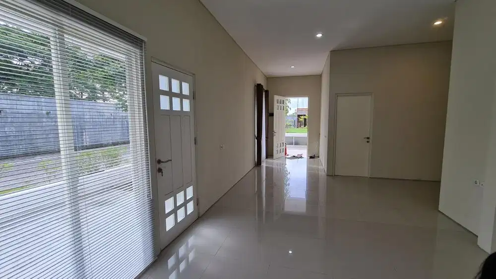 Disewakan rumah semi furnish lokasi strategis cluster bebas banjir